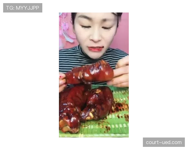 余依婷训练完随手啃蛋白棒的样子，真当自己是铁打的胃啊？